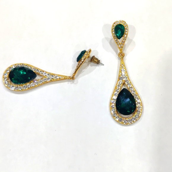 Earing - Picture 1 of 1